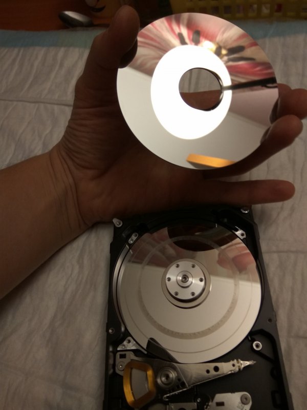 Робот из жестких дисков