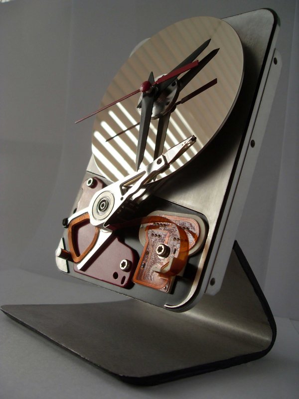 Робот из жестких дисков
