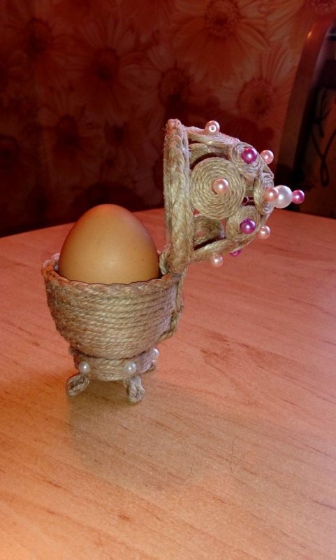 Яйцо из джута на подставке