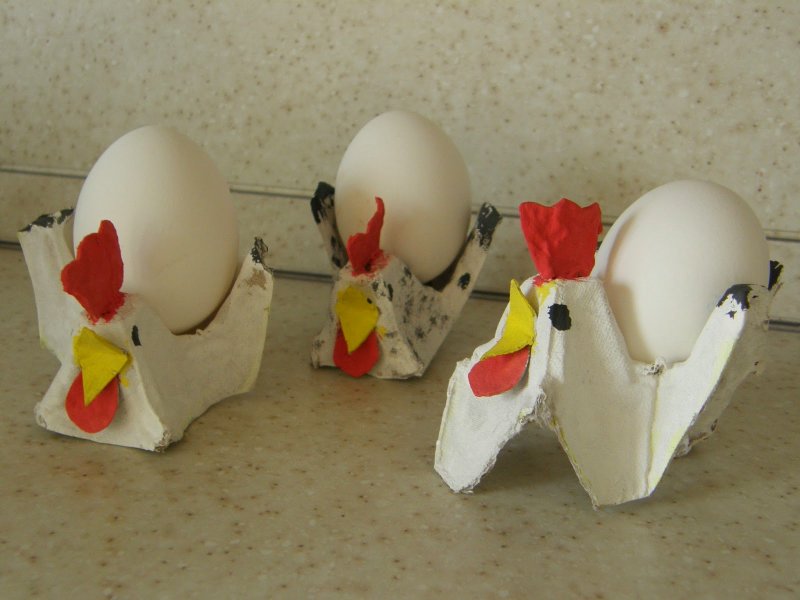 Подставка для яиц из яичного лотка