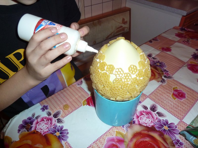 Поделка на Пасху яйцо из макарон