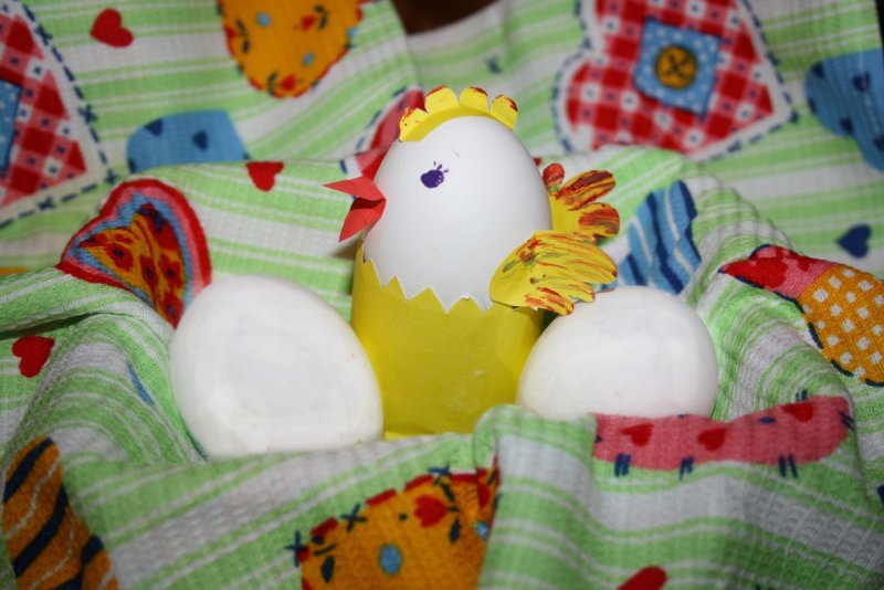 Поделка на Пасху курица с яйцами