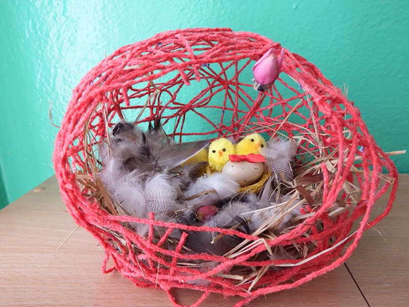 Пасхальные яйца в гнезде декор