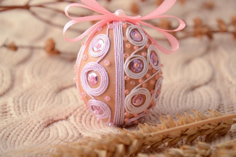 Декоративное украшение яиц из лент