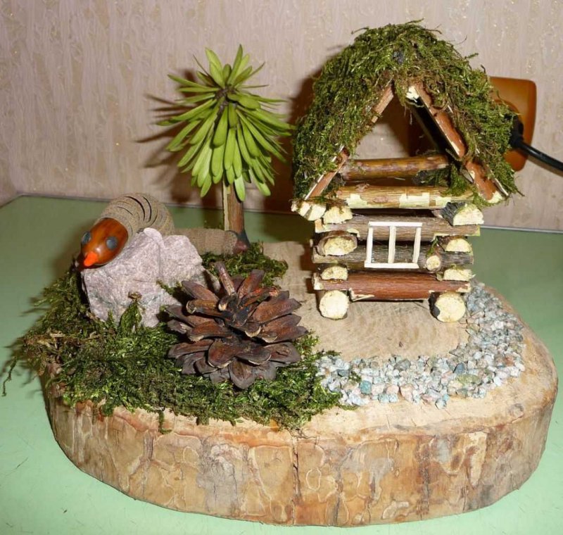 Деревенский домик из природного материала