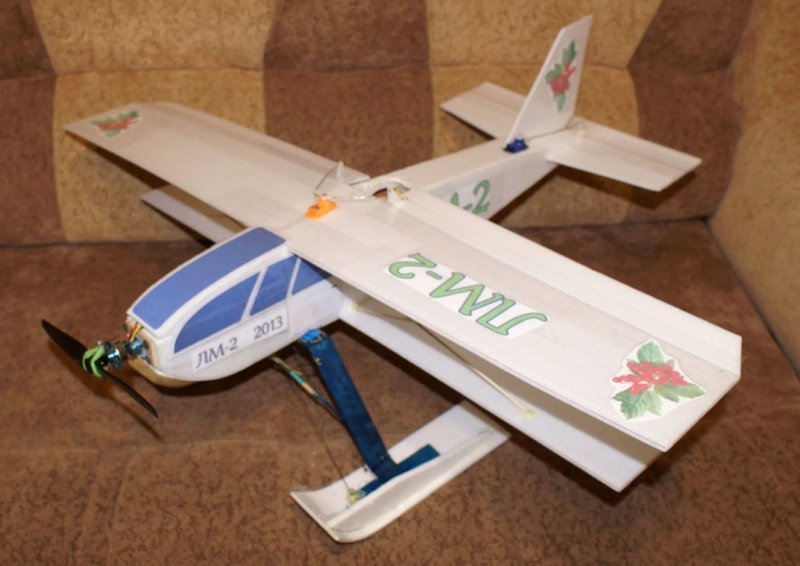 Модель самолета из картона