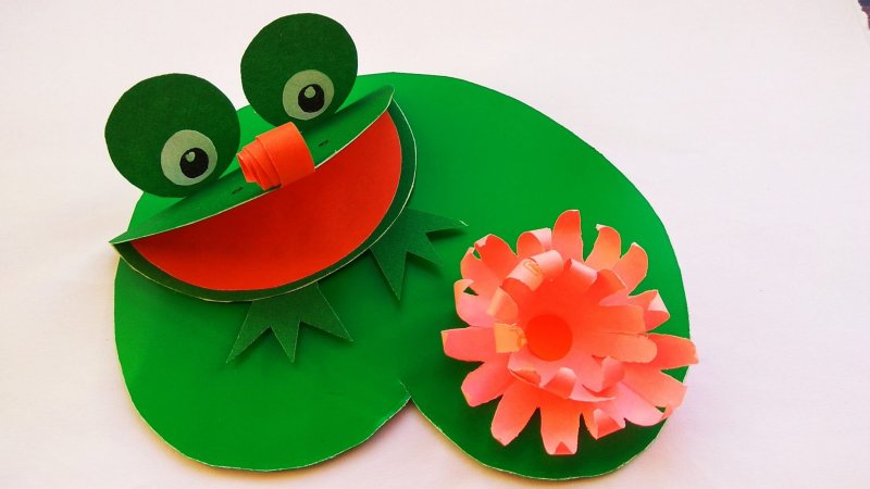 Лягушка из цветной бумаги для детей