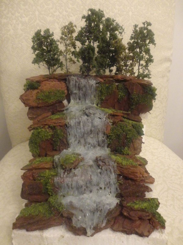 Декоративный водопад из клея