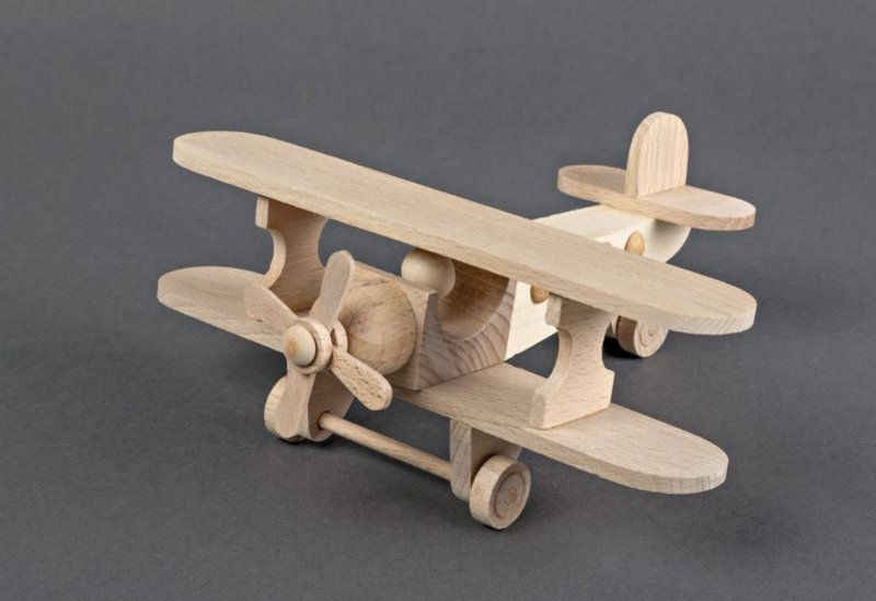 Игрушечный деревянный самолет