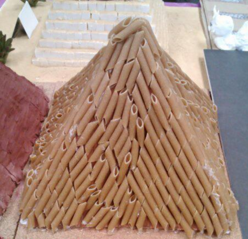 Пирамида из подручных материалов
