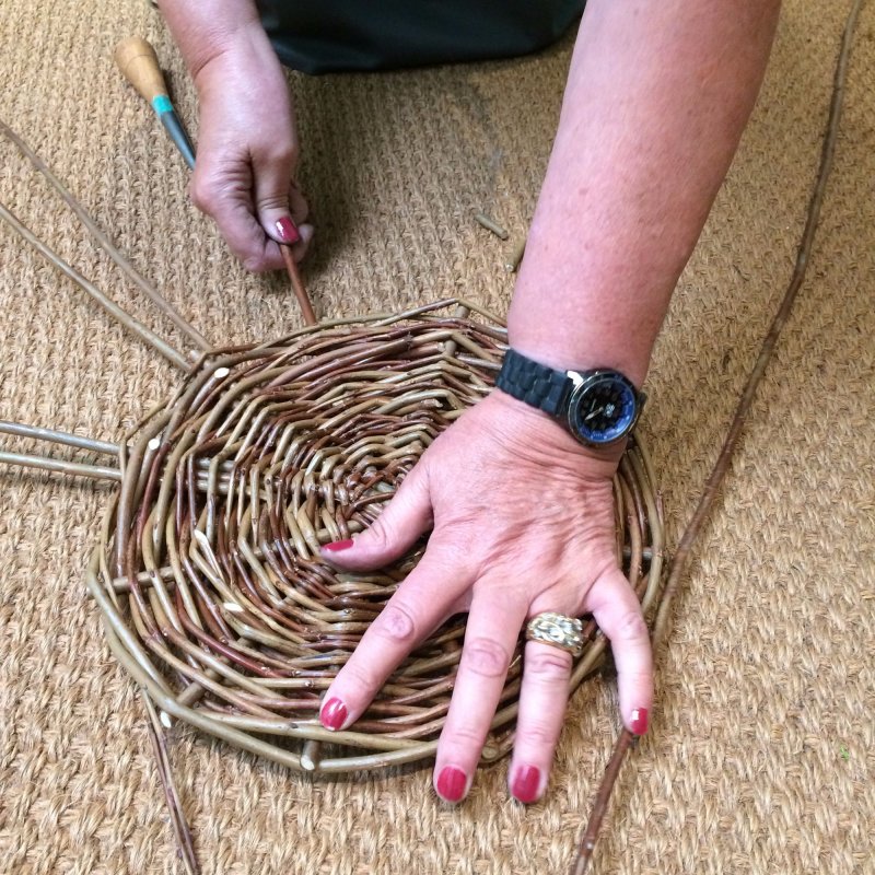 Плетение корзинок из прутьев