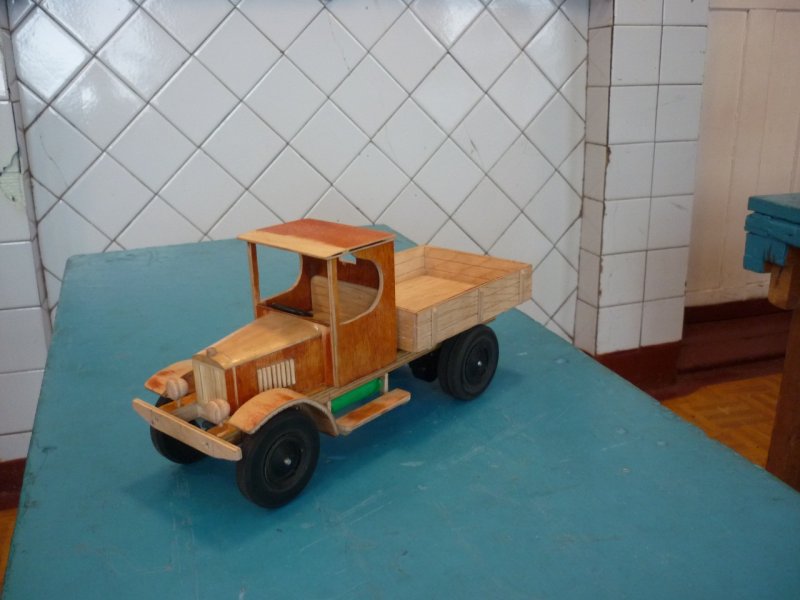Модель грузовика из картона