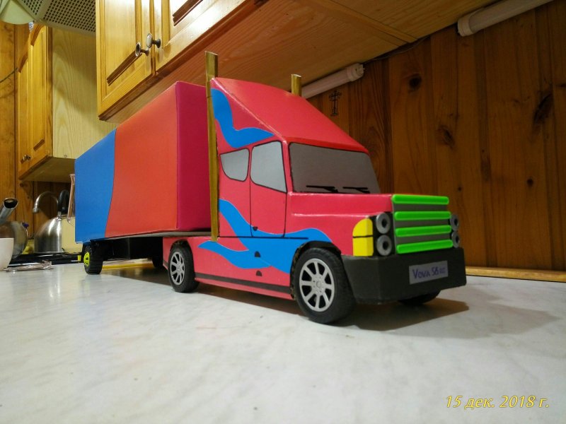Новогодний грузовик из картона