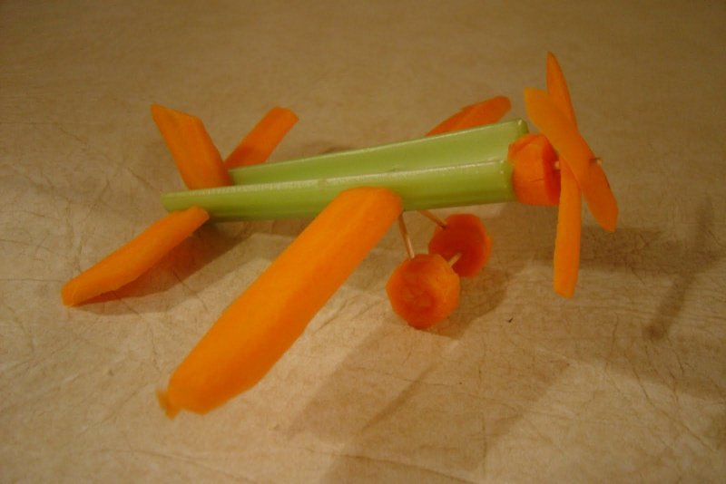 Самолет из овощей