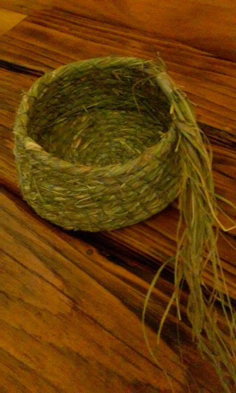 Плетеная посуда из травы