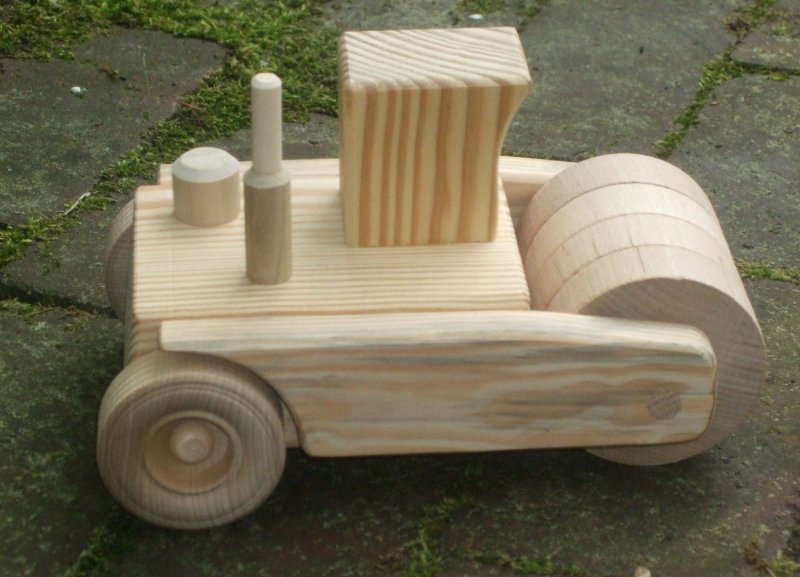 Трактор из дерева для детей