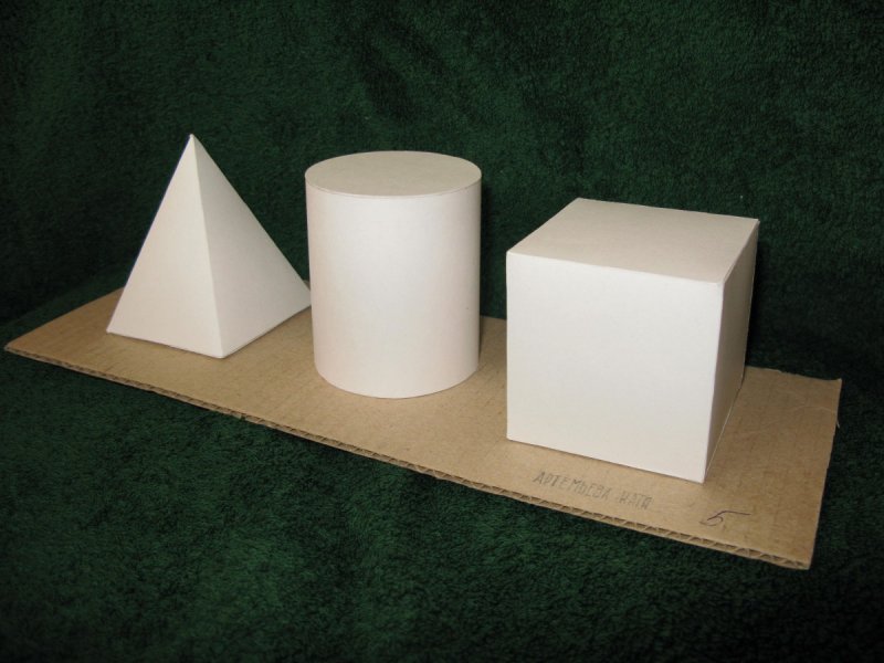 Куб и цилиндр композиция
