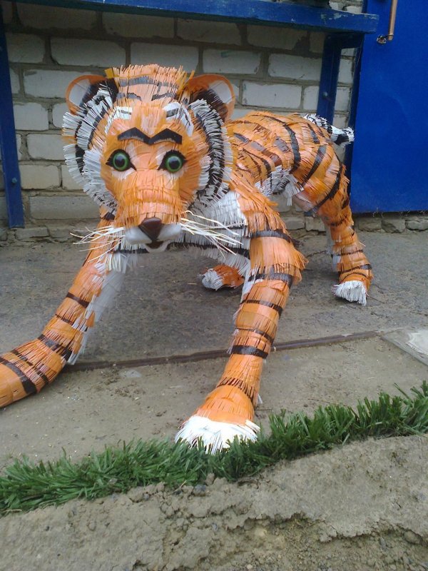 Тигр из пластиковой бутылки