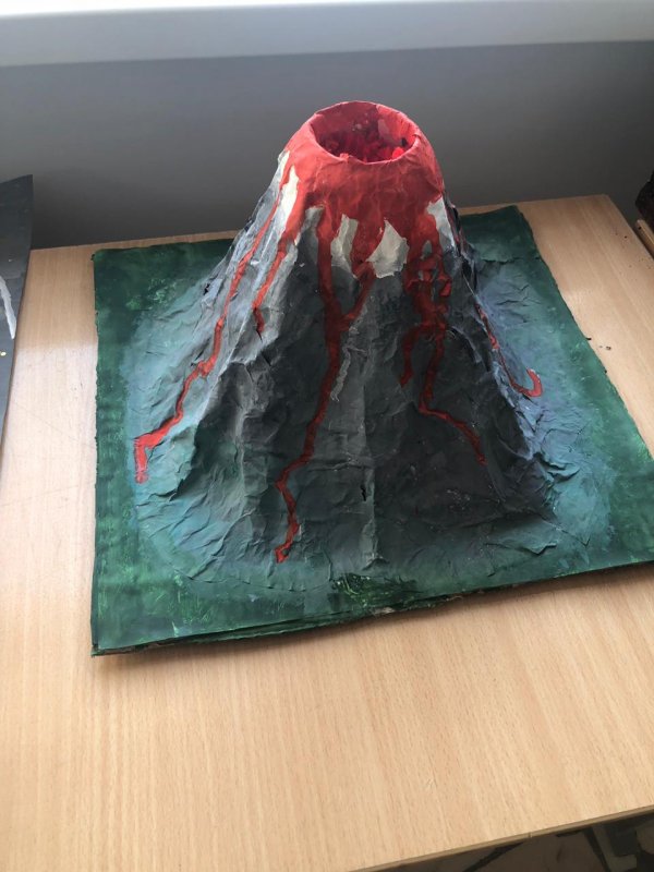 Раскрашенный макет вулкана