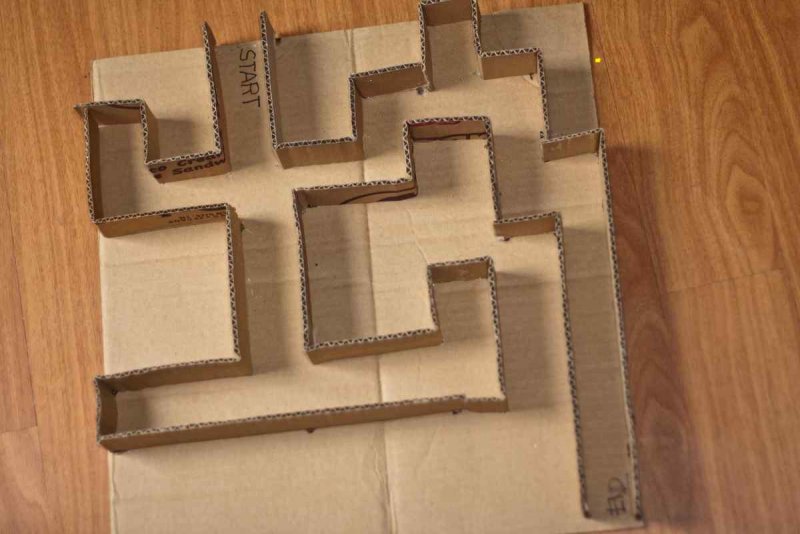 Лабиринт из картонных коробок