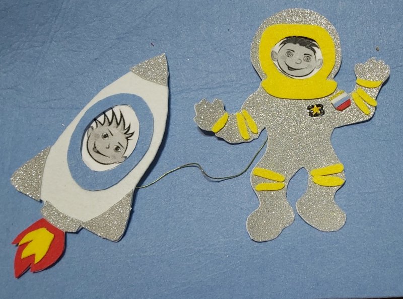 Деревянная игрушка космонавт