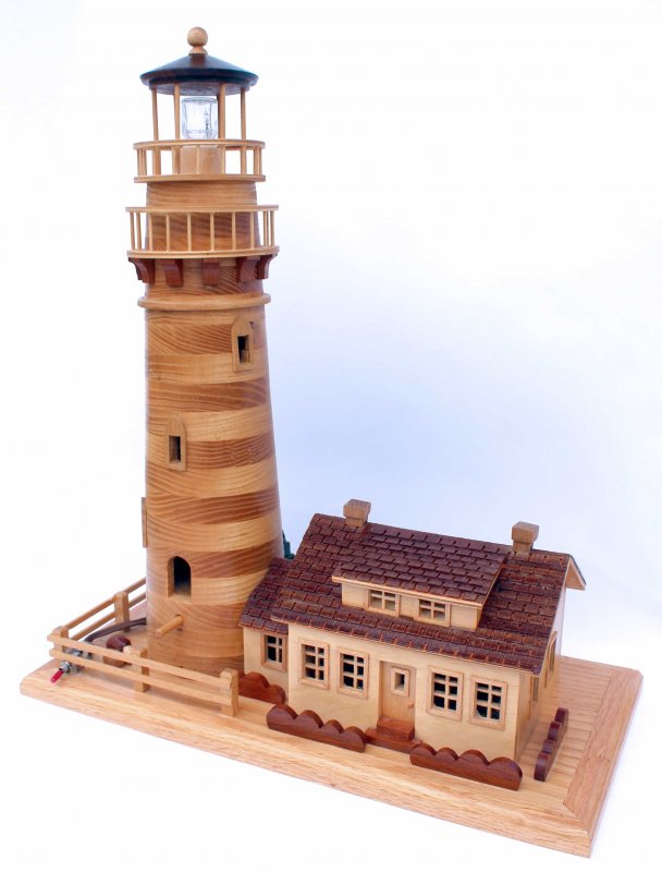 Модель маяка из дерева