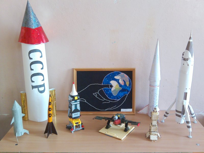 Поделка ко Дню космонавтики ракета