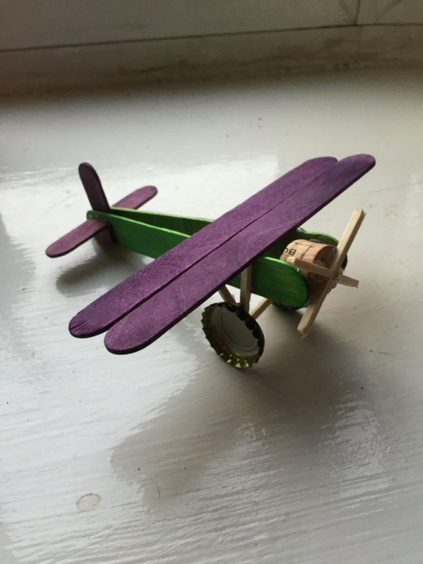 Самолет из цветного картона