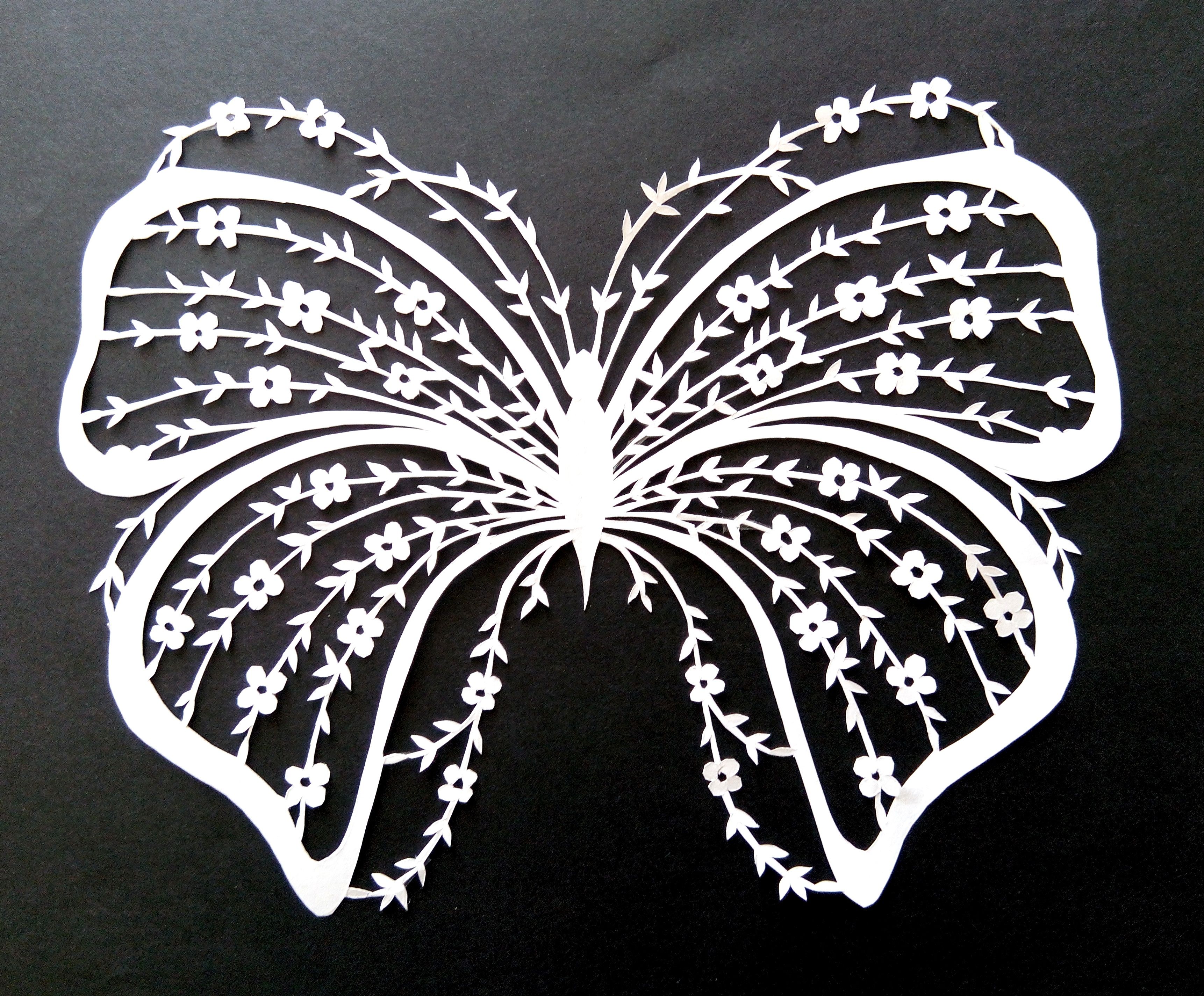 Ажурное вырезание из бумаги бабочки