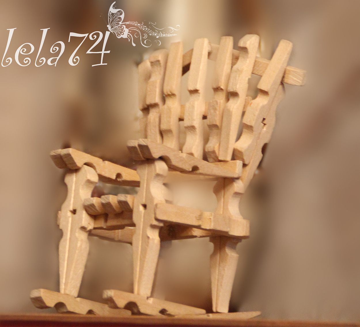 Столик из деревянных прищепок