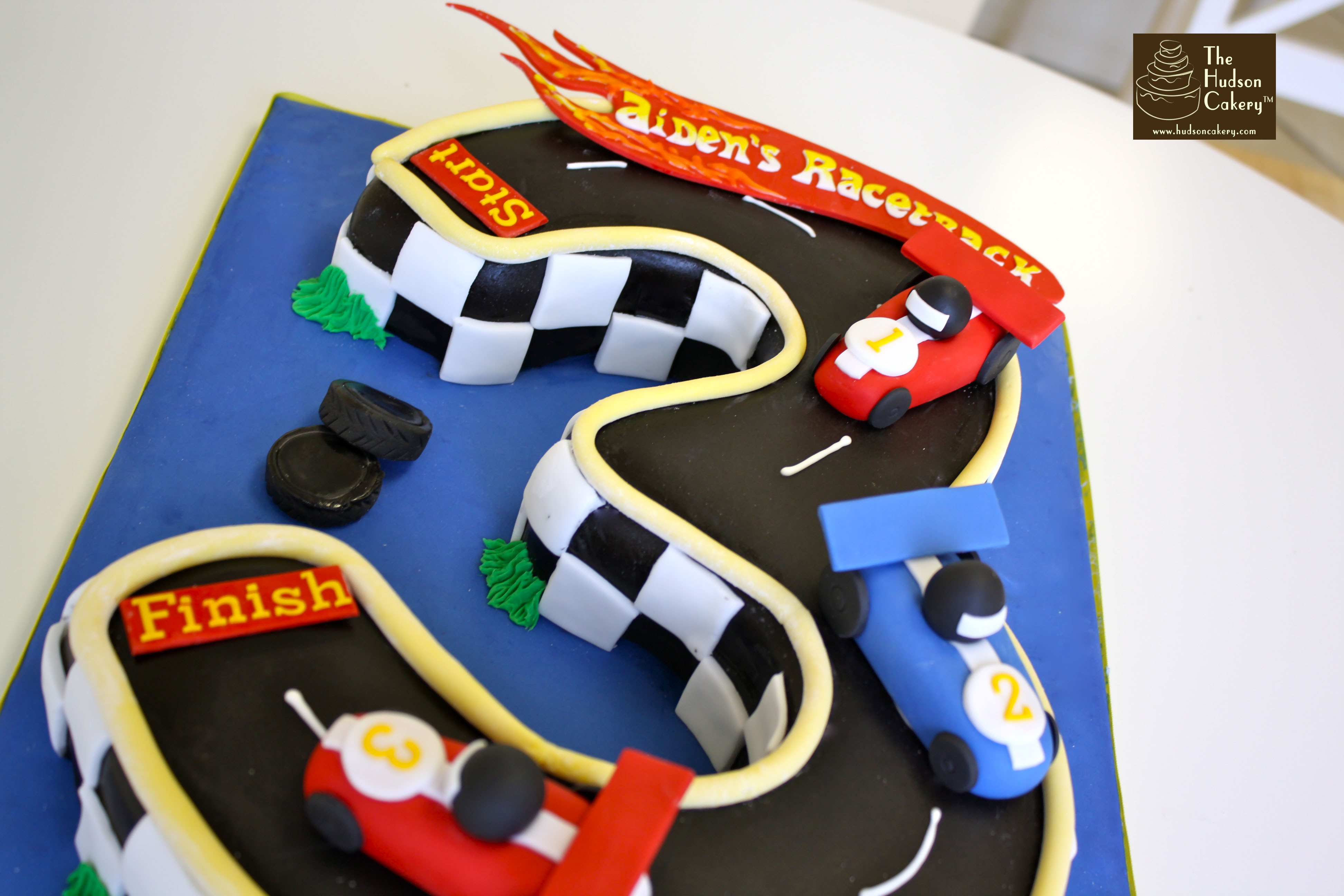 Торт в форме гоночной машины