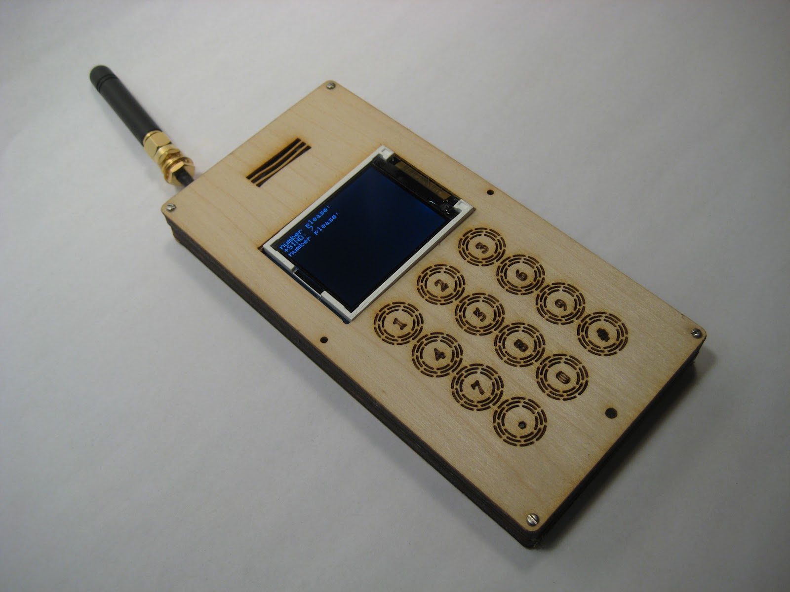 Мобильный телефон из картона