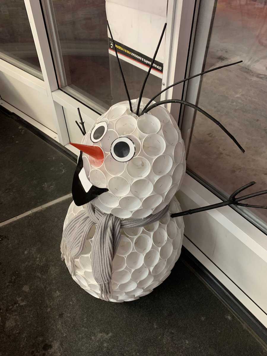 Снеговик из пластмассовых стаканчиков
