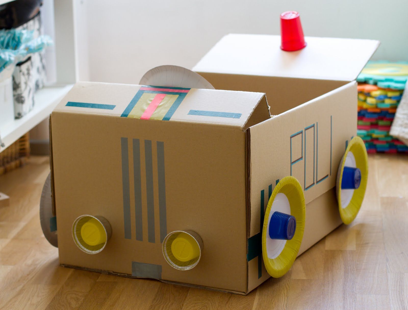 Машина из картонной коробки для ребенка