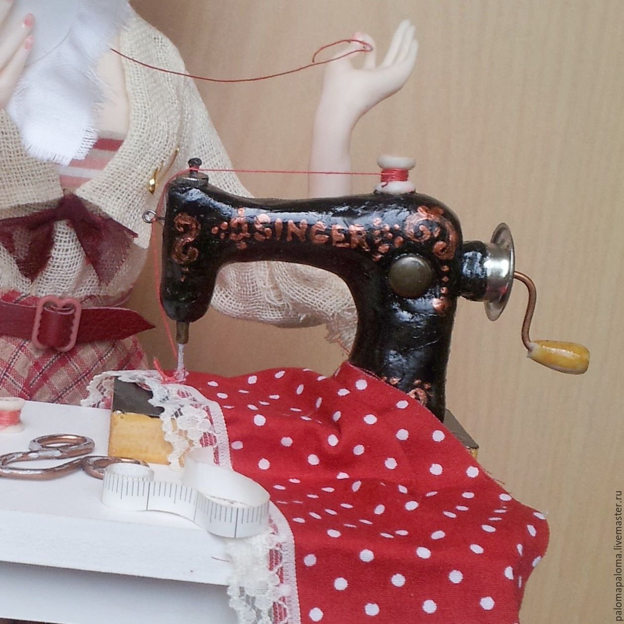 Кукла на швейной машинке