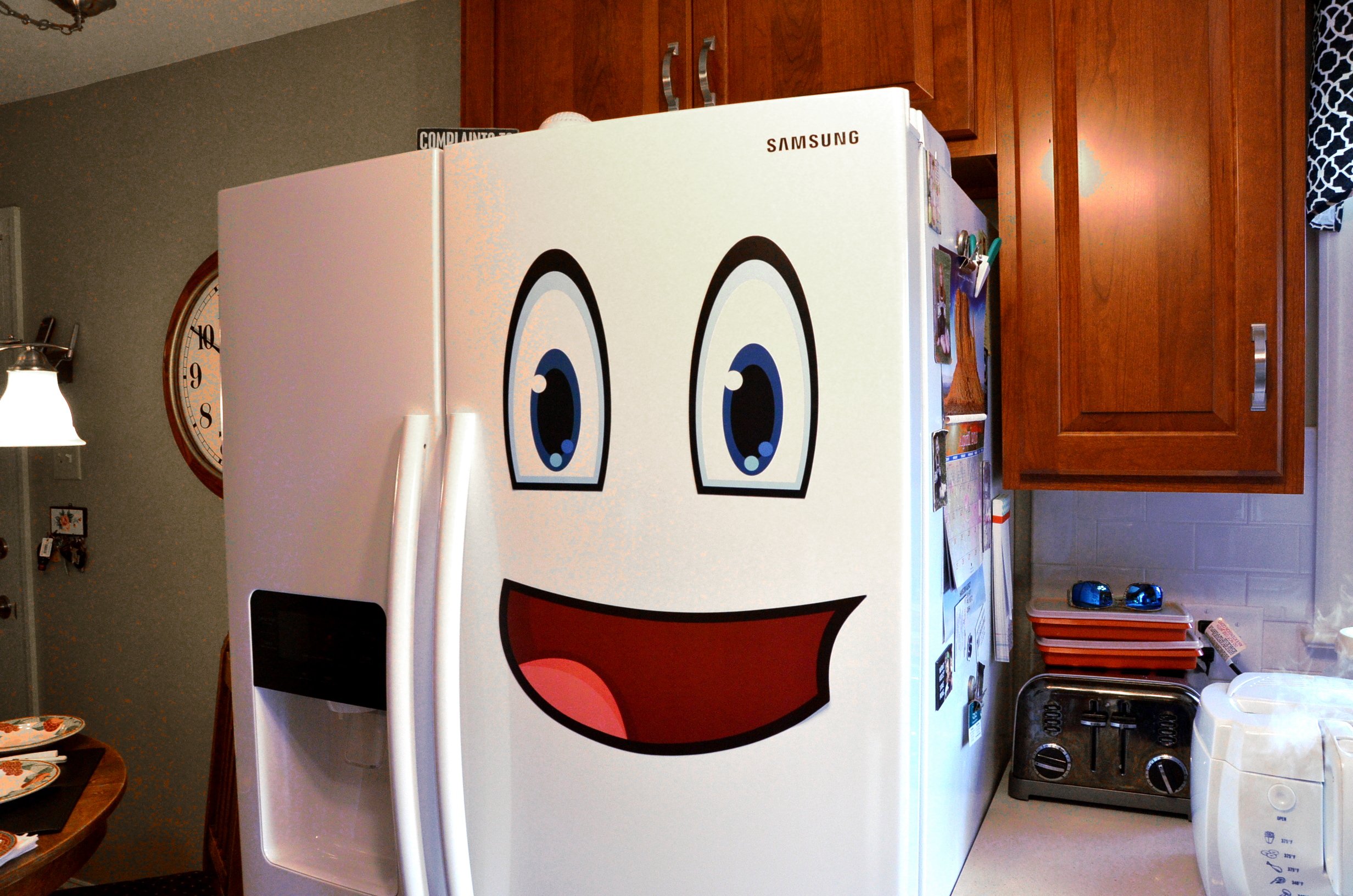 Холодильник улыбается
