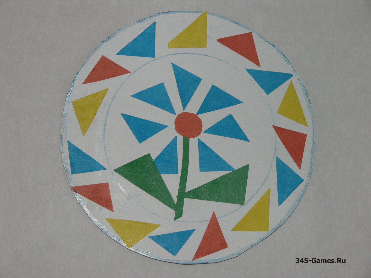 Детские тарелочки с геометрическими фигурами