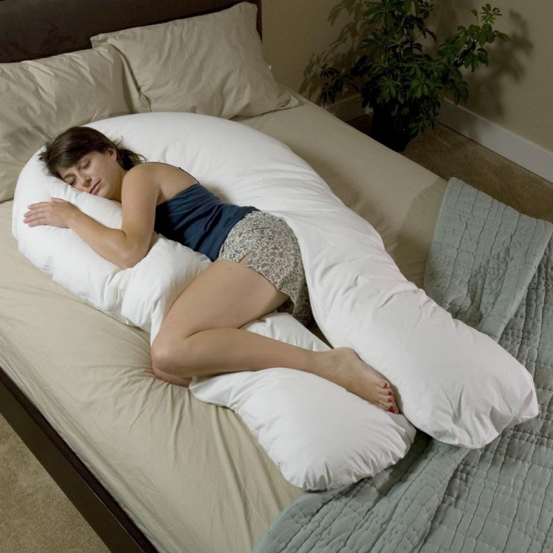 Грудастая кокетка для домашней мастурбации использует подушку