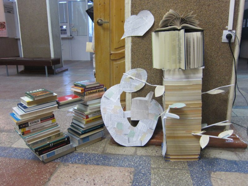 Книжная инсталляция в библиотеке