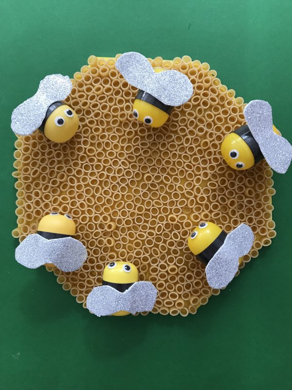 Пчёлка из пробок