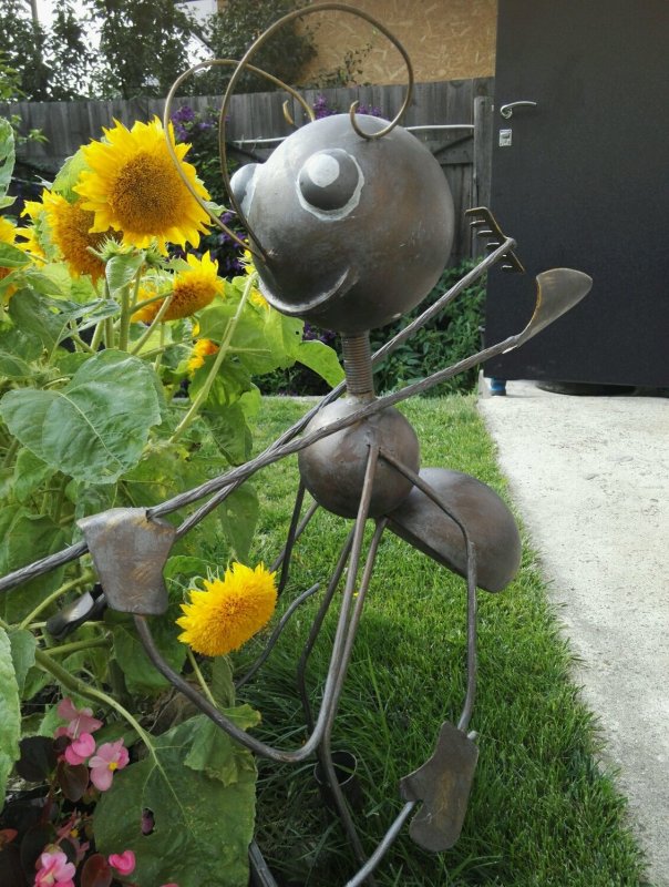Кованые фигуры из металла для сада