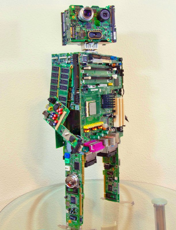 Робот из компьютерных запчастей