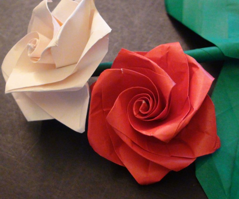 Розы из цветной бумаги своими руками