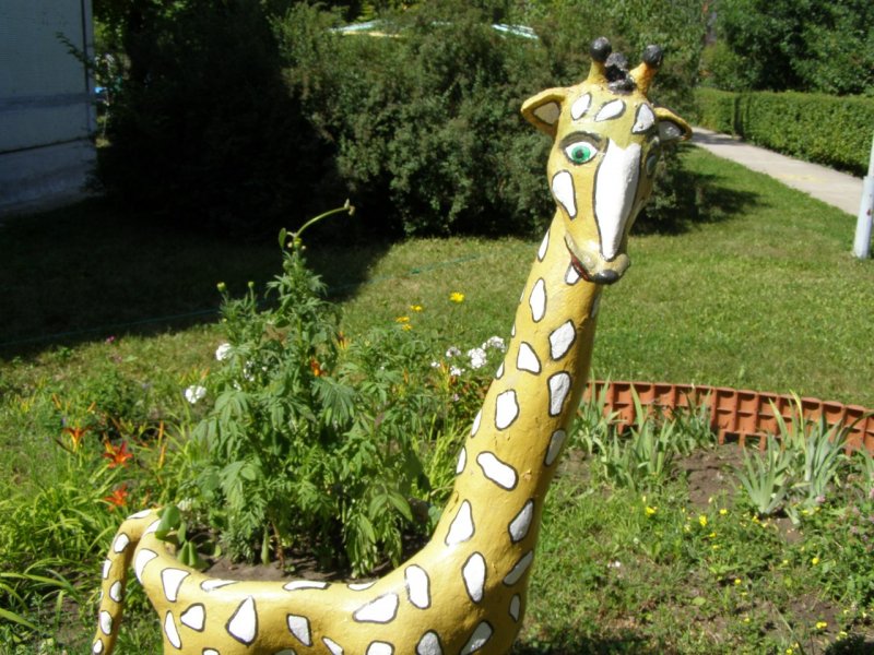 Жираф из шин