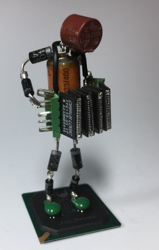 Фигурка робота из радиодеталей