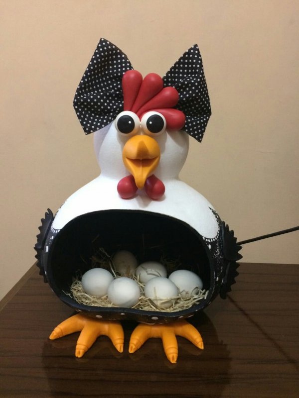 Курица с пасхальными яйцами