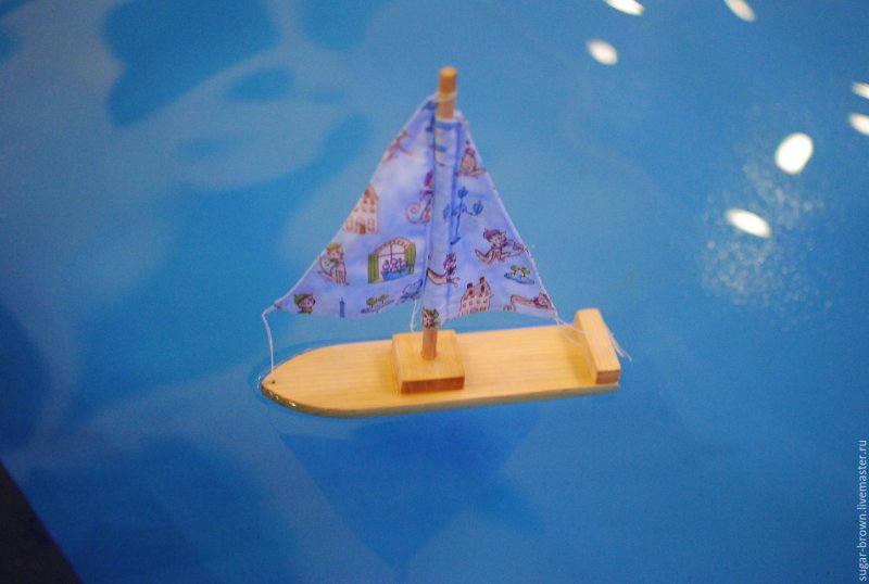 Деревянный кораблик с парусами