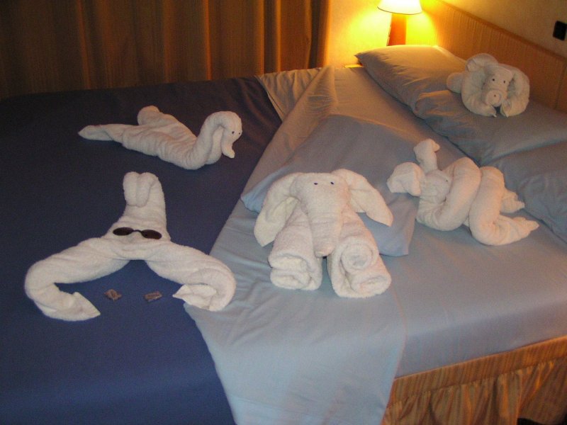 Фигурки из полотенец в гостинице