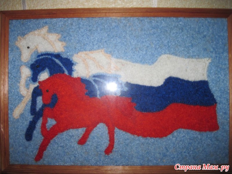 Поделка из дерева символ России