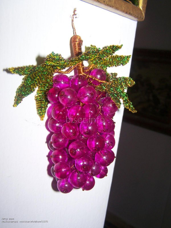 Виноградная гроздь из макарон